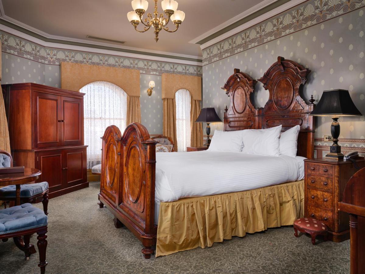 Craig'S Royal Hotel Ballarat Eksteriør billede A guest room at the Hotel St. George