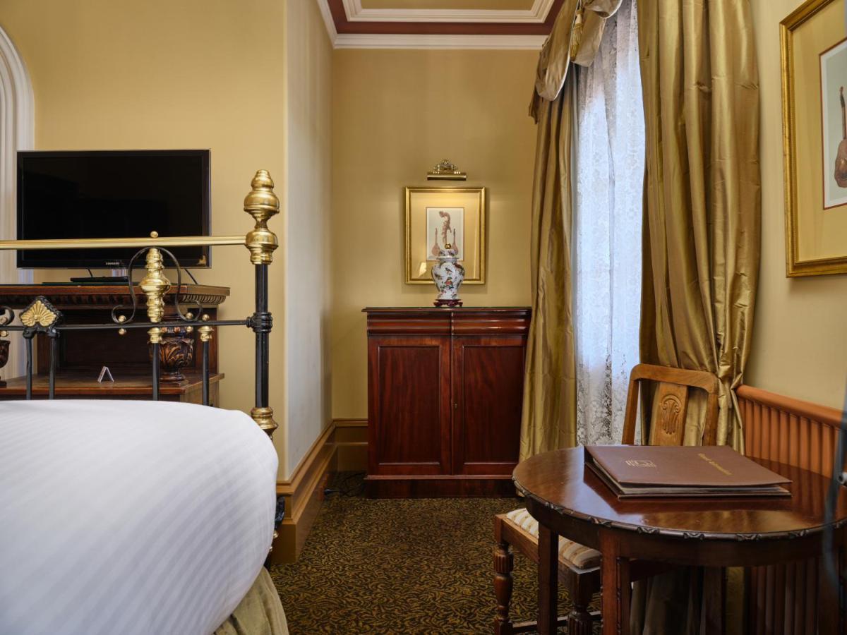 Craig'S Royal Hotel Ballarat Eksteriør billede A room at the hotel