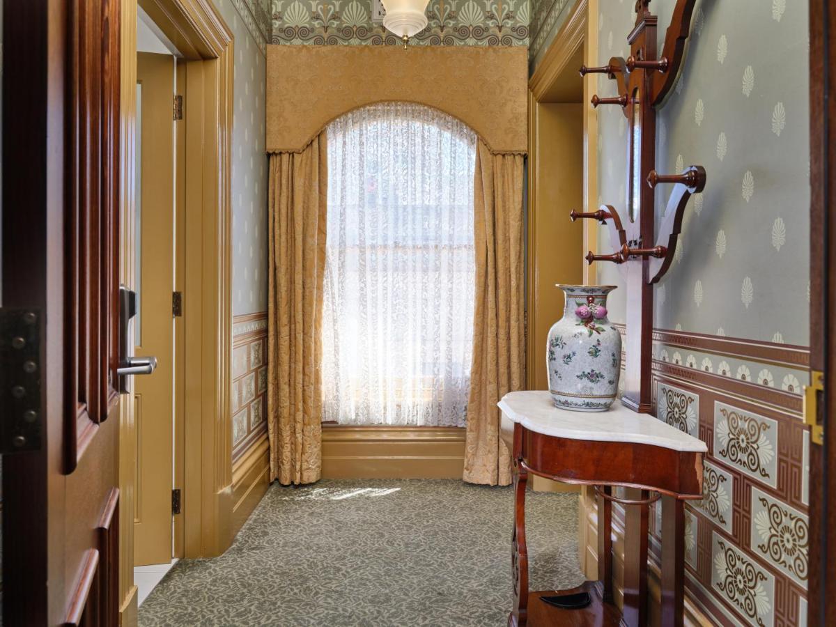 Craig'S Royal Hotel Ballarat Eksteriør billede The hallway
