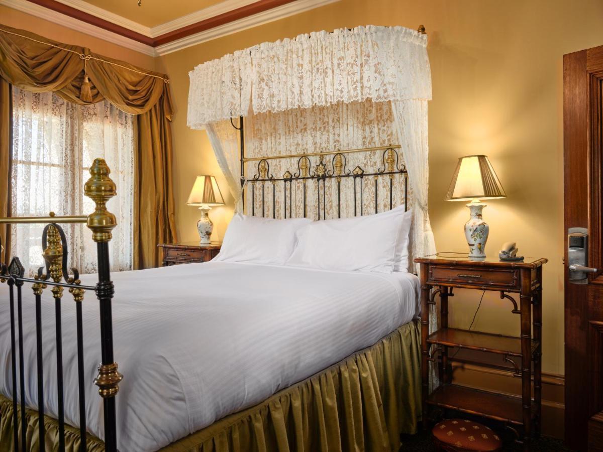 Craig'S Royal Hotel Ballarat Eksteriør billede A guest room at the hotel