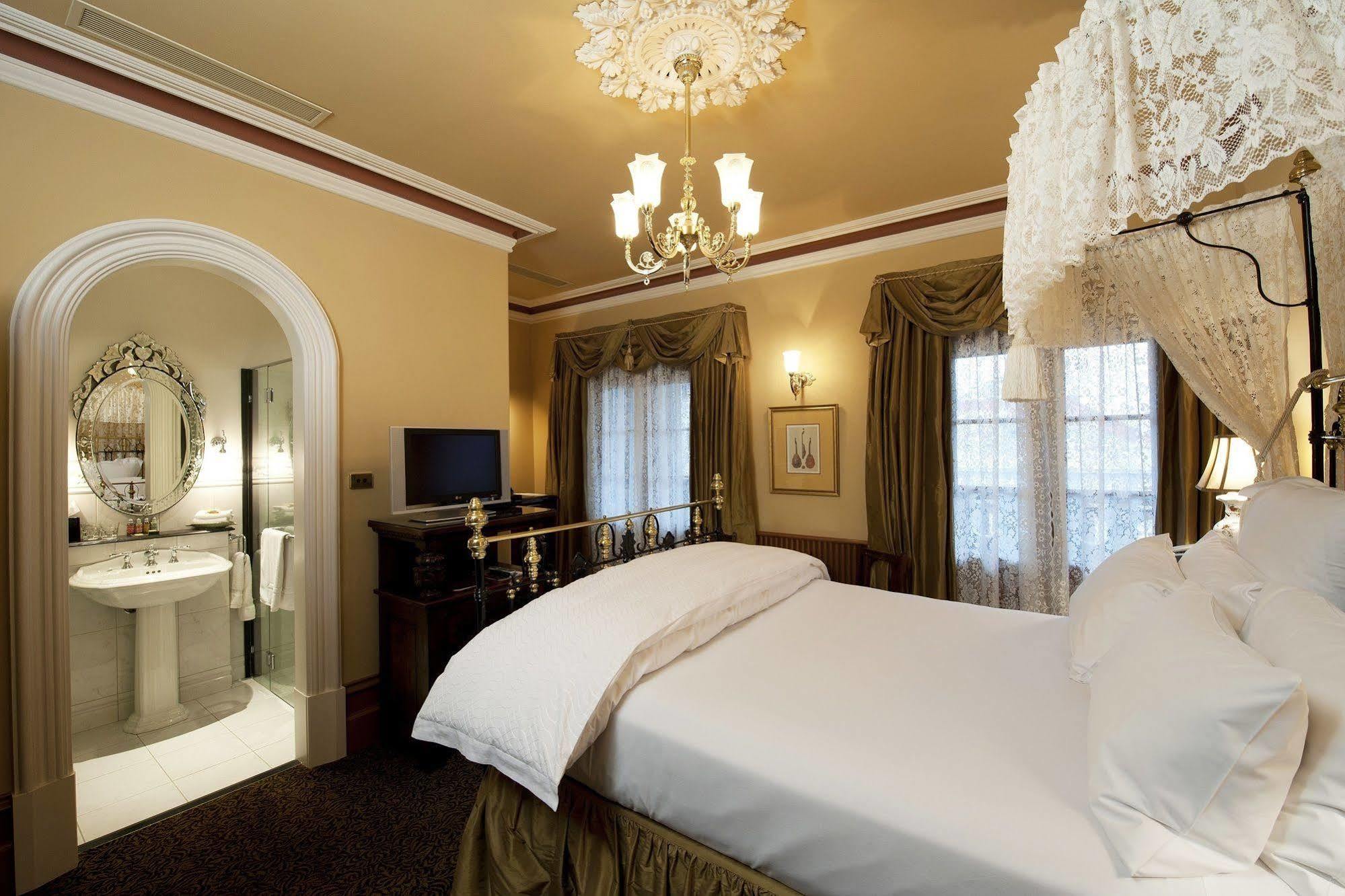 Craig'S Royal Hotel Ballarat Eksteriør billede A room at the hotel