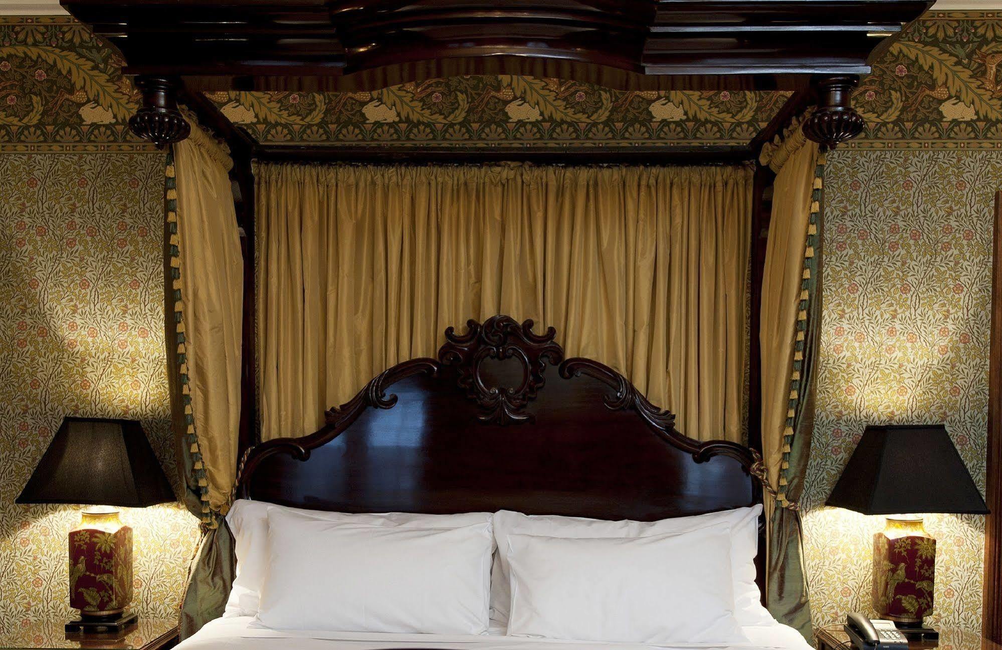 Craig'S Royal Hotel Ballarat Eksteriør billede The bed in the bedroom of the hotel