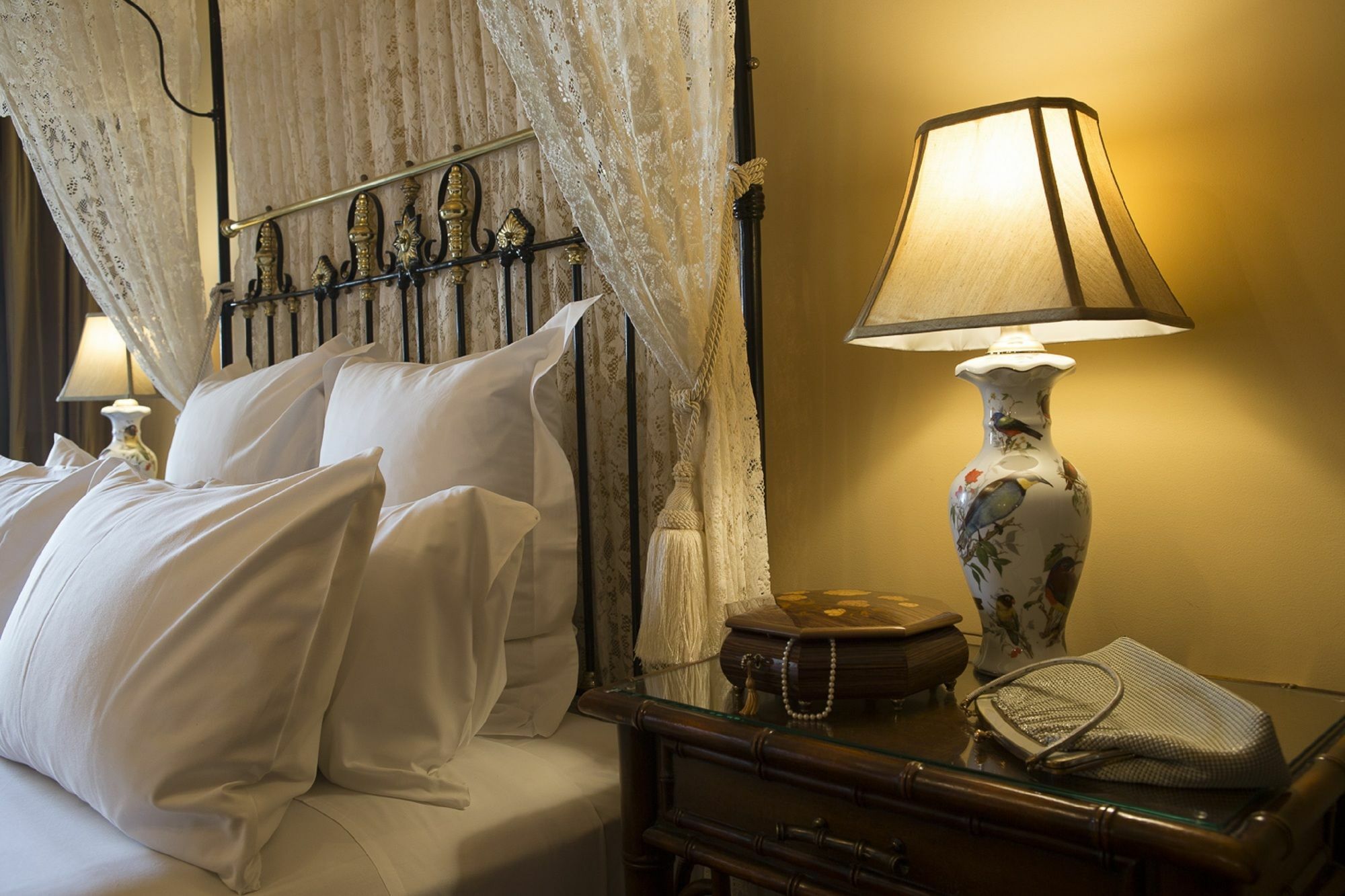Craig'S Royal Hotel Ballarat Eksteriør billede A bed with a nightstand