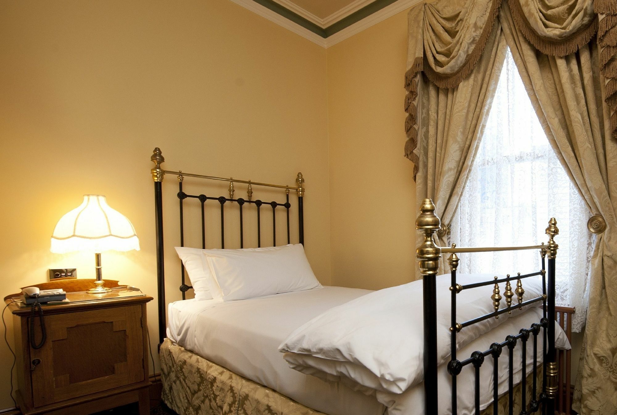 Craig'S Royal Hotel Ballarat Eksteriør billede A bedroom at the hotel